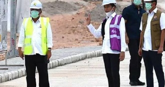 Presiden Jokowi meninjau pembangunan Rumah Sakit Khusus COVID-19 di Pulau Galang, Batam, Kepulauan Riau, Rabu (1/4/2020).

 


