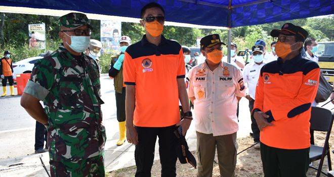 Gugus Tugas Penanganan Covid-19 Provinsi Jambi meninjau Pos Terpadu Gugus Tugas pencegahan Covid-19 di Kab. Muaro Jambi Perbatasan Provinsi Jambi-Sumatera Selatan.
