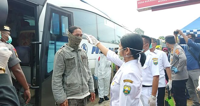 Tim Gugus Covid-19 Provinsi Jambi periksa seluruh bus dan mobil pribadi yang melintas dari arah Sumatera Selatan menuju Provinsi Jambi, Rabu (1/4).