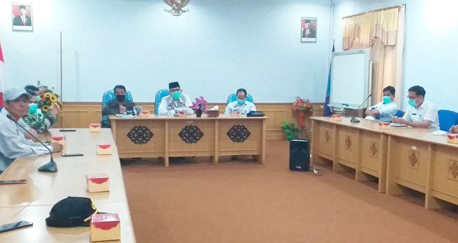 Hadir dalam pertemuan ini RT setempat, dan tokoh masyarakat, serta dari Pemprov hadir pihak RSUD Raden Mattaher (RSRM). 