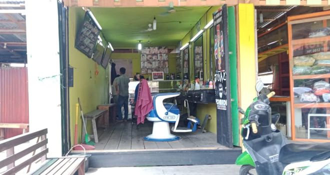 Salah satu tempat pangkas rambut yang beralamat di Jalan Kapt. Pattimura, Kota Jambi.