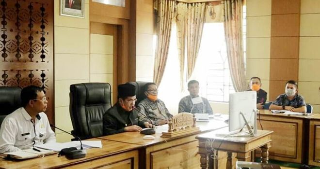 Dilaksanakan di ruang pola kantor walikota, dalam teleconference tersebut Wako AJB menyampaikan perkembangan dalam penanganan dan pencegahan Covid-19 di Kota Sungai Penuh.