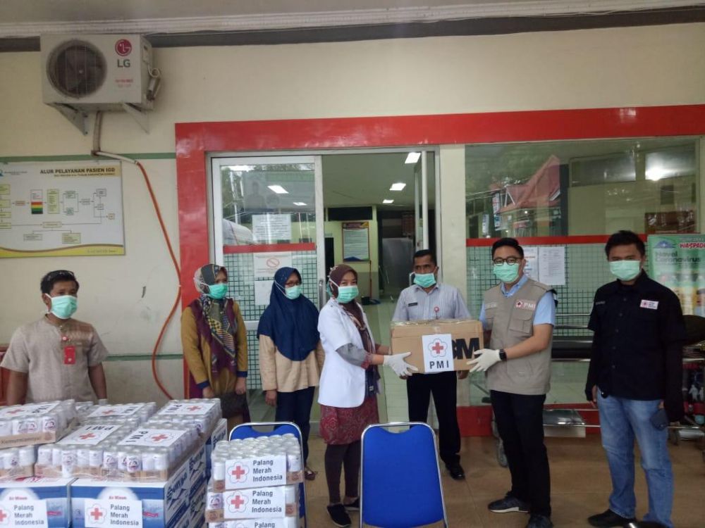 Ketua PMI Sungai Penuh menyerahkan bantuan ke rumah sakit di Kota Sungai Penuh.