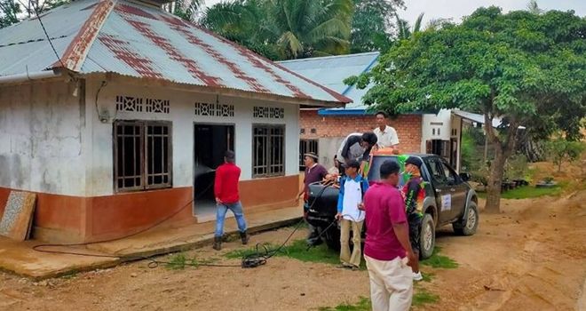 Relawan M Haviz Fattah di Batanghari terus menyemprotkan cairan disinfektan ke rumah-rumah warga.