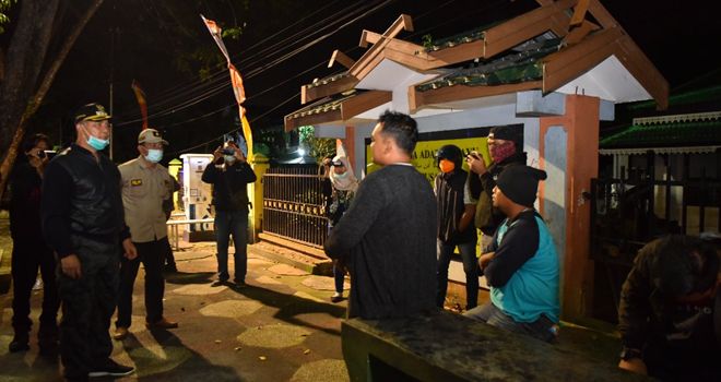 Kamis malam (3/4), Wali Kota Jambi, Syarif Fasha beserta personel gabungan TNI-Polri, Satpol PP, Damkar, tim medis dan lainnya, melakukan sidak di sejumlah titik.