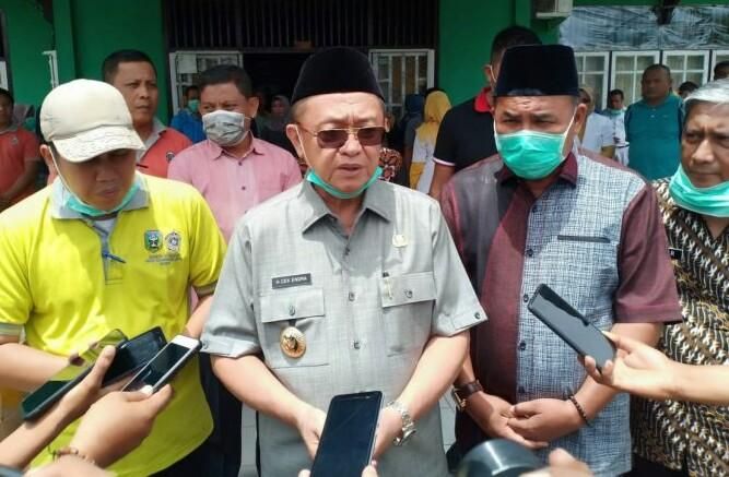 Bupati Sarolangun, Drs H Cek Endra, saat diwawancari wartawan liputan Sarolangun, belum lama ini.