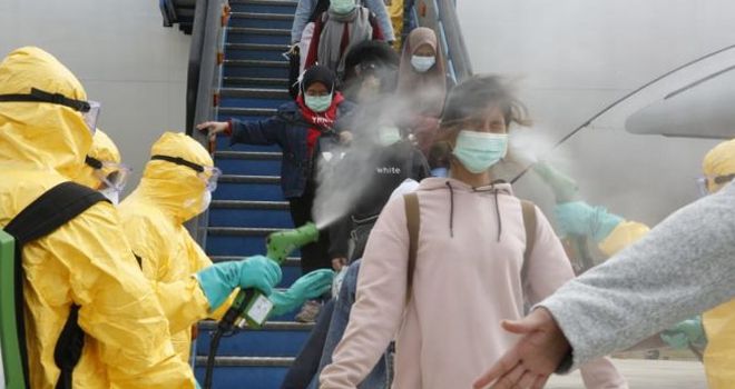 Ratusan WNI yang dievakuasi dari Wuhan langsung mendapat penanganan medis usai mendarat di Bandara Udara Hang Nadim Batam. 