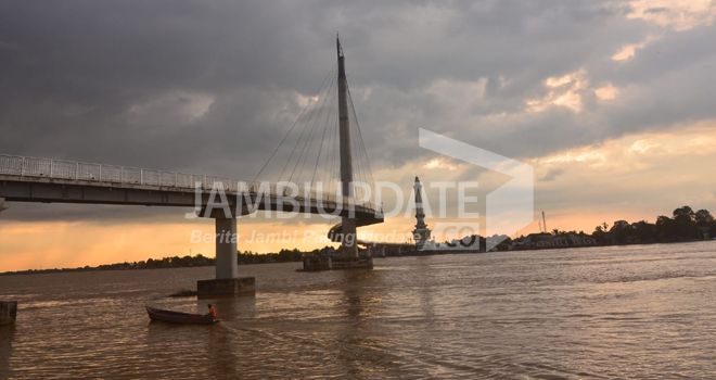 Debit Sungai Batanghari terus naik. Kemarin (10/4) berada pada angka 13.60 meter. Warga yang menjadi langganan banjir diminta waspada karena curah hujan masih tinggi.

