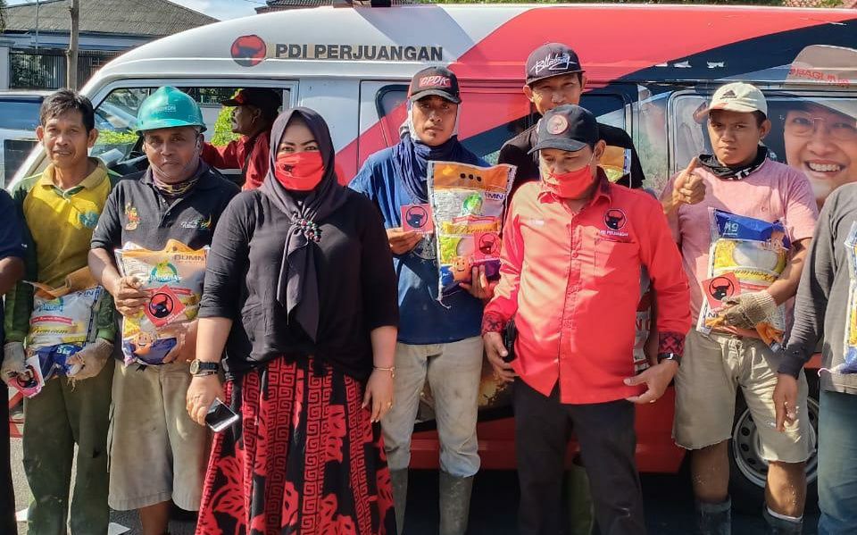 Politisi PDIP Bagikan 300 Paket Sembako dan Masker.