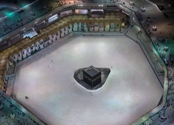 Kakbah di Masjidilharam, Makkah yang disterilkan dari kegiatan umrah untuk mengantisipasi penyebaran virus corona.