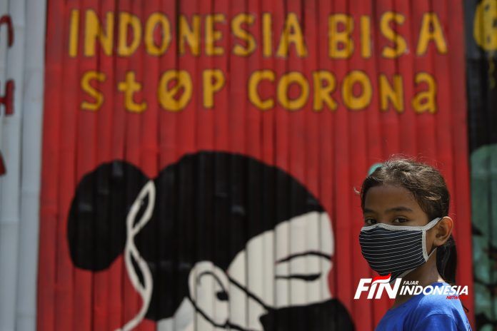 Warga saat membuat mural tentang edukasi bahaya virus corona di Kawasan Kalipasir, Jakarta (8/4).