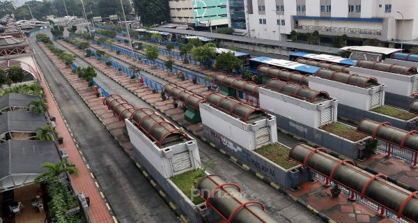 Suasana Terminal Blok M terlihat sepi pascapemberlakuan PSBB, Jakarta, Jumat (10/4).