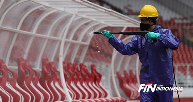 Petugas menyemprotkan cairan disinfektan di Kompleks Stadion Utama Gelora Bung Karno (SUGBK), Senayan, Jakarta, (26/3). Penyemprotan disinfektan tersebut untuk mencegah penyebaran virus corona (COVID-19) di area tersebut.