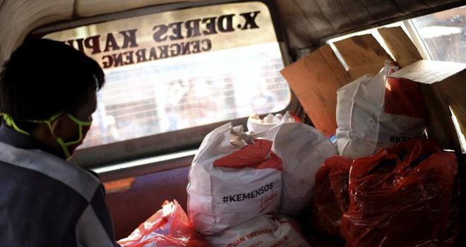 Kepala Terminal Kali Deres Revi Zulkarnaen di dampingi jajaran memberikan sejumlah sembako ke pemilik PO Bus, yang imbas adanya penyebaran virus Covid-19 di Terminal X Deres, Jakarta, (10/4).