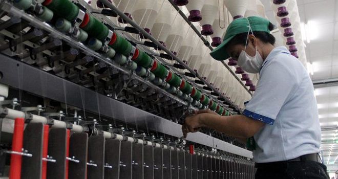 Sejumlah pekerja sedang melakukan proses produksi pemintalan benang di Jakarta, Minggu (23/2/2020).