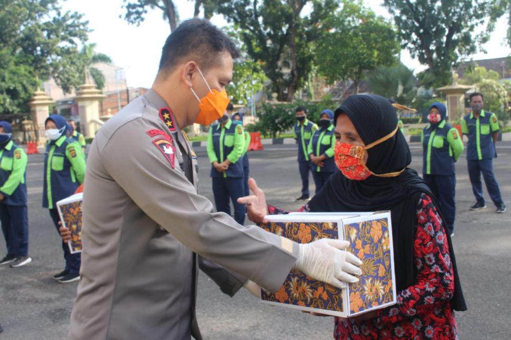 Kapolda Jambi Bagikan Masker Dan Sembako Kepada Pengguna Jalan.