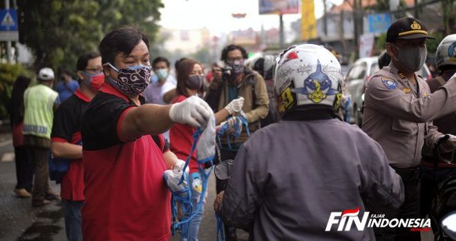 
Warga etnis Tionghoa di Kota Tangerang membagikan masker secara gratis kepada warga lainnya, Tangerang, Senin (13/4). Dalam mencegah penyebaran COVID-19, warga Kota Tangerang kompak saling berbagai salah satunya dengan membagikan masker yang kini wajib digunakan setiap keluar rumah. 