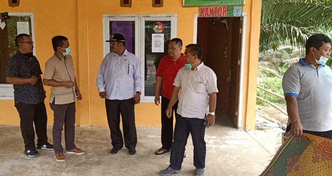 Pansus LKPj meninjau langsung Unit Pengolahan dan Pemasaran Bongkar (UPPB) karet di Sungai Melinau, Kabupaten Merangin, Rabu (15/4).