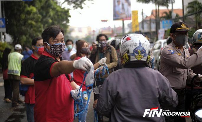 Warga etnis Tionghoa di Kota Tangerang membagikan masker secara gratis kepada warga lainnya, Tangerang, Senin (13/4).