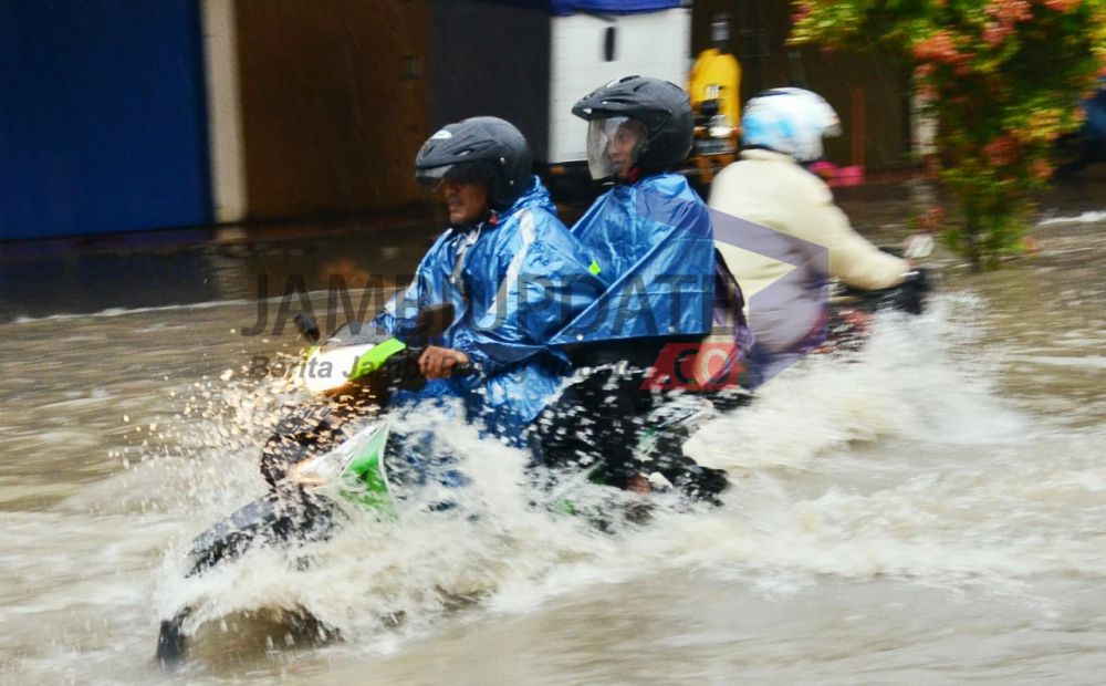 Banjir yang menggenangi jalan di Kota Jambi beberapa waktu lalu. 

