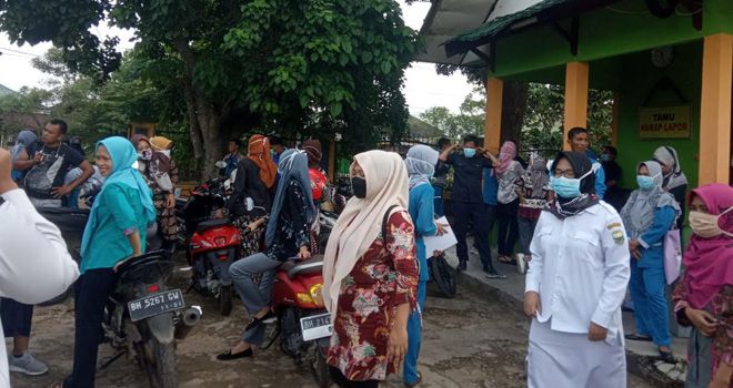 Ratusan Honorer Nakes RSUD Ahmad Ripin Sengeti Demo.