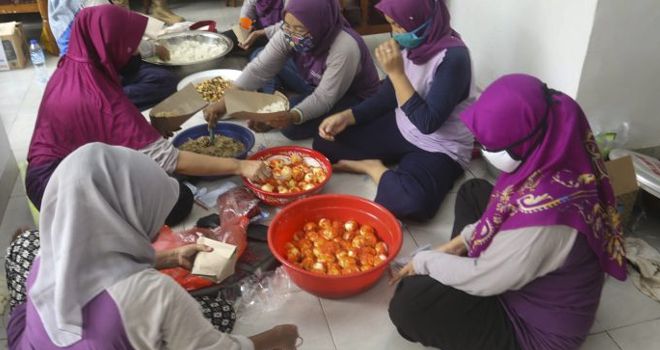 Ibu-ibu PKK menyiapkan untuk warga yang sedang isolasi.