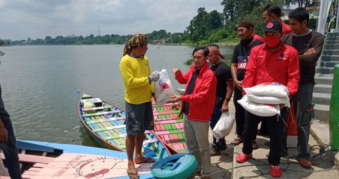 Sabtu (18/04) siang, partai besutan Megawati Soekarnoputri ini berbagi dengan penambang perahu dan warga di sekitar Danau Sipin.