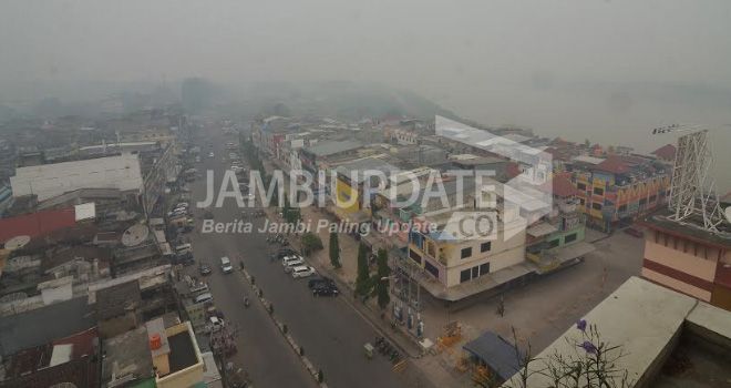 Terlihat kabut asap yang menyelimuti Kota Jambi pada musim kemarau tahun lalu. NMKG memprediksi kemarau tahun ini akan dimulai akhir Mei. Namun, titik panas sudah mulai terdeteksi.

 
