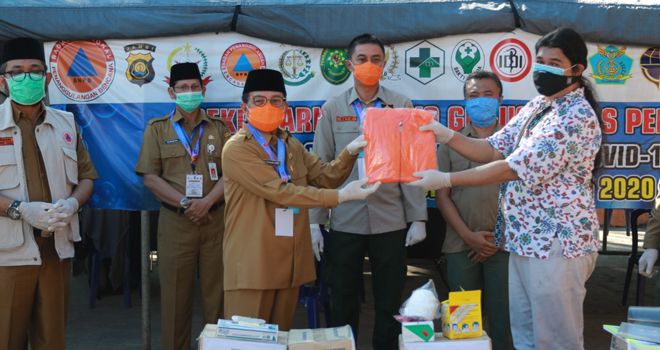 Senin (20/04), Gubernur Fachrori menerima bantuan dari Dinas Kehutanan Provinsi Jambi, Non Governmental Organisation Fauna dan Flora Indonesia (NGO FFI), Balai Besar Taman Nasional Kerinci Seblat (BBTNKS,) dan Balai Konservasi Sumber Daya Alam (BKSDA) Provinsi Jambi.