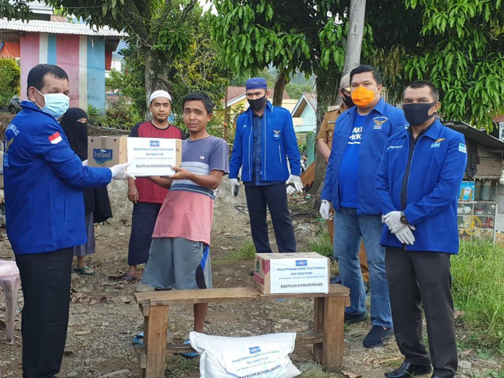 Ringankan Beban Masyarakat, DPC Demokrat Sungai Penuh Berikan Bantuan Sembako.