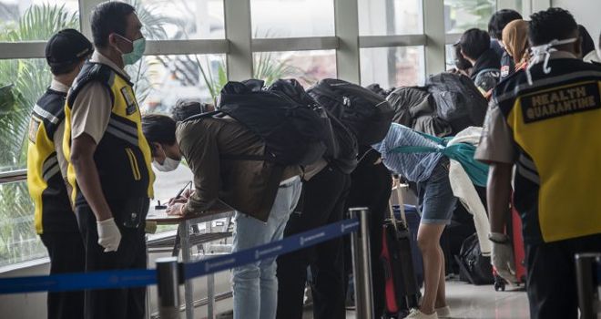 Seorang tim medis kesehatan berdiri di sebelah tandu pelindung yang akan digunakan untuk memindahkan pasien yang diduga terinfeksi virus Corona ke rumah sakit di bandara Internasional Juanda di Sidoarjo, Jawa Timur Kamis (30/1). Organisasi Kesehatan Dunia, yang awalnya meremehkan keparahan penyakit. yang kini telah menewaskan 170 warga di Cina.