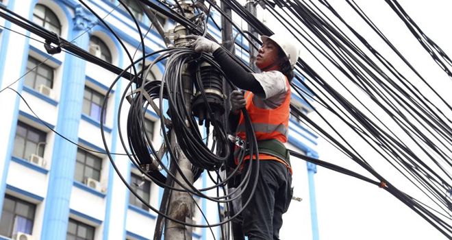 Sejumlah petugas PLN sedang mengerjakan perapihan kabel di kawasan Jakarta Selatan.