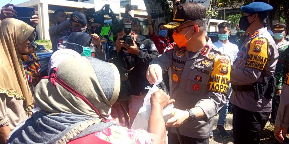 TNI-Polri Bagikan 1000 Nasi Kotak Untuk Masyarakat Jambi.