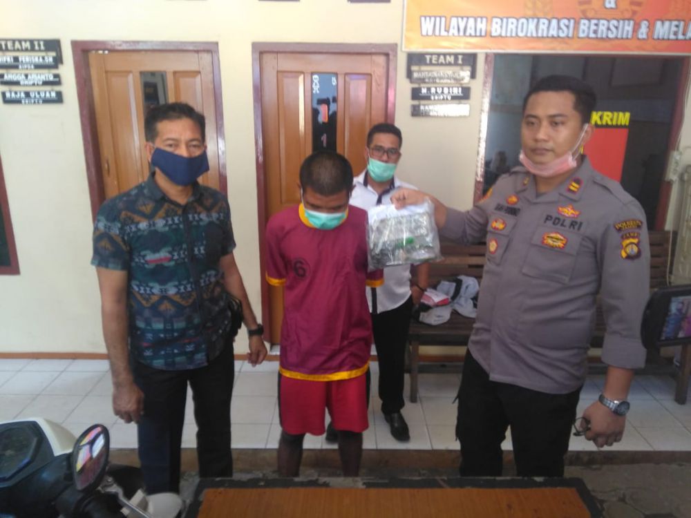 Tersangka saat diamankan aparat Polsek Jelutung.