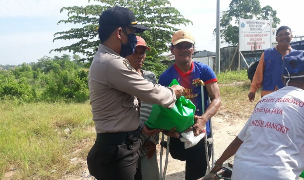 Polda Jambi Berikan 2150 Sembako Untuk 11 Kecamatan di Kota Jambi yang Terdampak Covid 19.