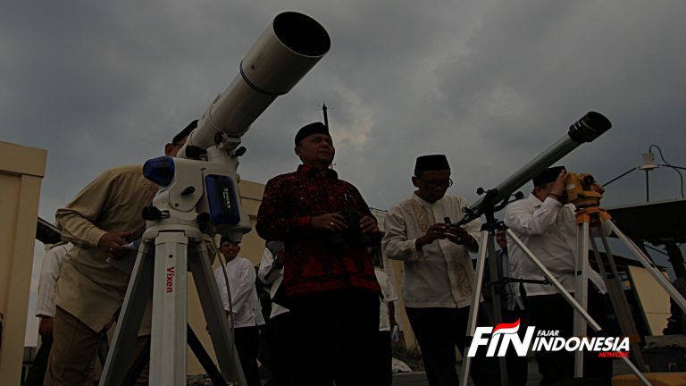 Sejumlah petugas sedang mengamati rukyatul hilal untuk penentuan awal bulan Ramadan tahun ini di Gedung Kanwil Kemenag Prov. DKI Jakarta, Minggu (5/5/2019). 
