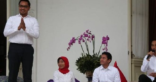  

Andi Taufan Garuda Putra (berdiri) diperkenalkan Presiden Jokowi sebagai salah satu Stafsus Kepresidenan.

