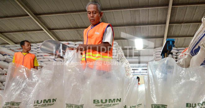 Petugas Bulog Divre Jambi melakukan pengemasan beras sebelum diditribusikan ke masyarakat Provinsi Jambi.

