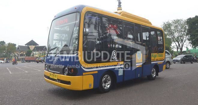 Capsul bus Koja Trans saat melintas di Tugu Kris Siginjai. Kini Koja Trans stop operasional sejak 20 April lalu dampak pandemic Covid-19.