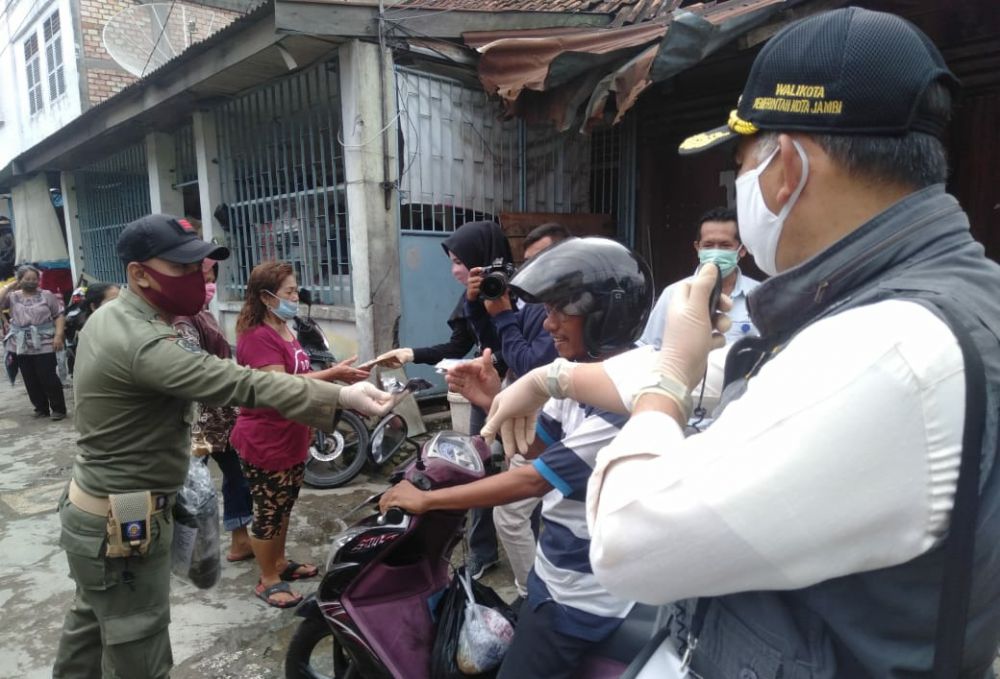 Wako Fasha Bagikan Masker Gratis
