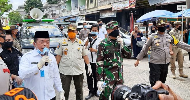 Himbauan yang disampaikan bupati Merangin Al Haris, di sepanjang jalan protokol Kota Bangko dan titik-titik keramaian tersebut, diminta kepada semua warga masyarakat untuk menggunakan masker.