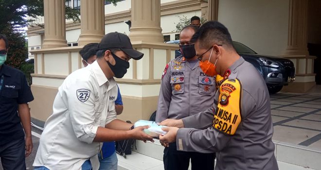 Kapolda Jambi Irjen Pol Firman Shantyabudi, memberikan bantuan kepada wartawan unit Polda Jambi Kamis (23/4). 