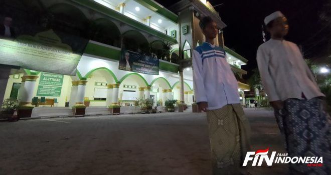 Suasana masjid dimalam Ramadhan.