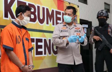 Intel gadungan saat diamankan Polisi.