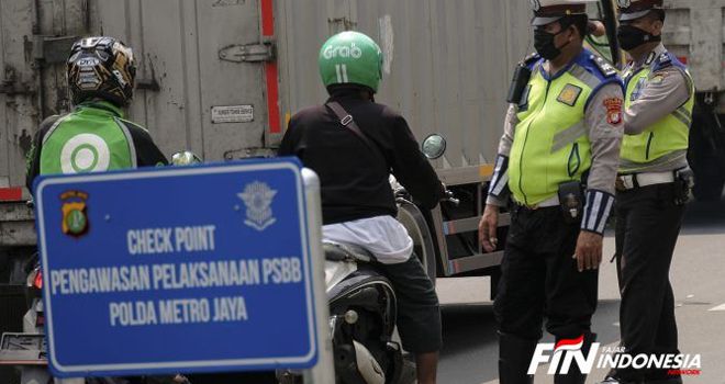 Memasuki hari kedua penerapan Pembatasan Sosial Berskala Besar (PSBB) di Kota Tegal, masih banyak ditemukan pengendara yang nekat menerobos barikade Movable Barier Concentrate Beton, Jum’at (24/4). 