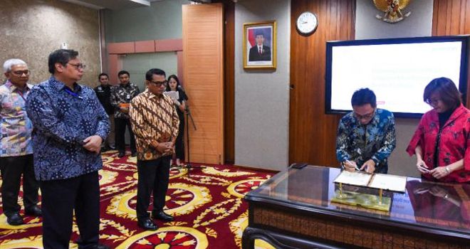 Menteri Koordinator Bidang Perekonomian Airlangga Hartarto (kedua dari kiri) dan Kepala Staf Kepresidenan Dr. Moeldoko (ketiga dari kiri) menyaksikan penandatanganan nota kesepahaman mitra platform resmi Kartu Prakerja yang dilakukan oleh Direktur Eksekutif Manajemen Pelaksana Kartu Prakerja Denni Puspa Purbasari (paling kanan) dan Direktur Digital Business Telkom Faizal R. Djoemadi (kedua dari kanan) di Jakarta, Jumat (20/3).