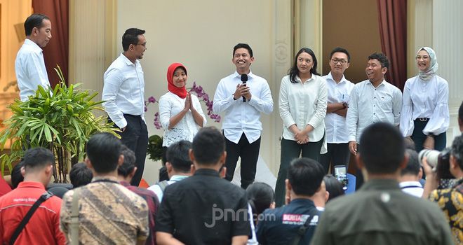 Presiden Joko Widodo (Jokowi) saat memperkenalkan tujuh staf khususnya dari kalangan milenial di Istana Kepresidenan, Oktober 2019. 