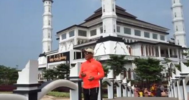 Masjid Serba 9 di Purwakarta.