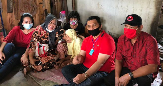 Kader PDIP Sambangi Nenek Halijah yang Viral di Medsos.
