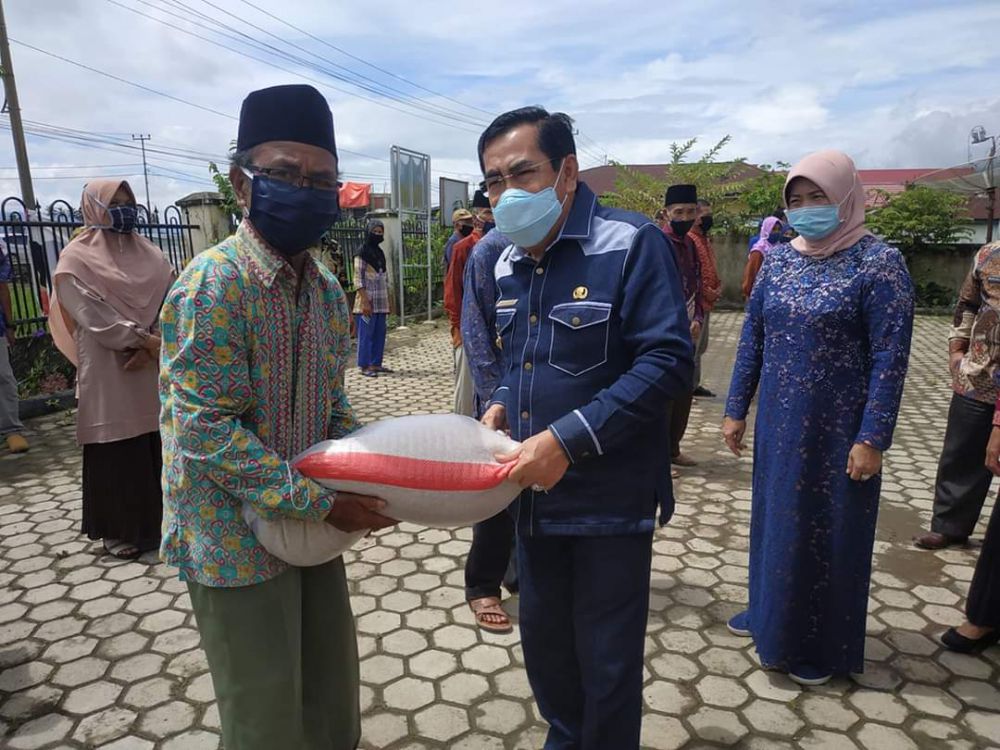 Wako AJB Salurkan Bantuan Pangan Bagi 24.995 KK Terdampak Corona.